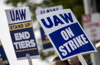 Imagen de archivo de carteles de protesta de miembros del sindicato UAW (United Auto Workers). EFE/EPA/ETIENNE LAURENT 01 290124