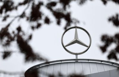 Fotografía de archivo del logotipo de Mercedes-Benz. EFE/Anna Szilagyi 01 270524