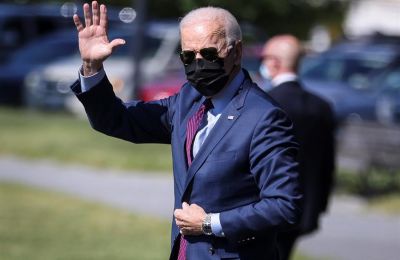 El presidente de EE.UU., Joe Biden, camina antes de abordar el helicóptero Marine One en Washington (EE.UU.), hoy 18 de mayo de 2021. 