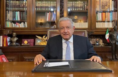 Fotografía cedida hoy por la Presidencia de México que muestra al mandatario Andrés Manuel López Obrador, durante un mensaje desde Palacio Nacional, en Ciudad de México (México). EFE/Presidencia de México