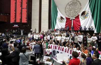 Fotografía cedida por la Cámara de Diputados de la sesión ordinaria de ayer domingo, en Ciudad de México.