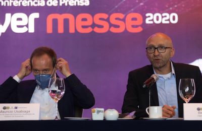 El director general de Hannover Fairs México, Bernd Rohde (d), y el secretario de Desarrollo Económico de Guanajuato, Mauricio Usabiaga (i), participan en una rueda de prensa hoy, en Ciudad de México (México). 