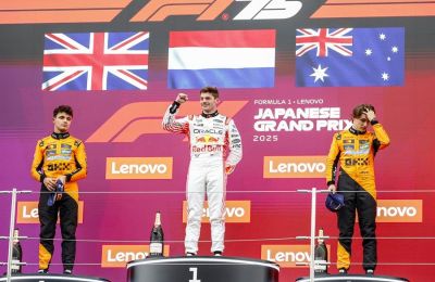 El piloto neerlandés de Red Bull Max Verstappen (C) celebra en el podio su victoria en el Gran Premio de Japón de Fórmula Uno escoltado por el británico Lando Norris (I) y el australiano Oscar Piastri, ambos de McLaren. EFE/EPA/FRANCK ROBICHON 01060425