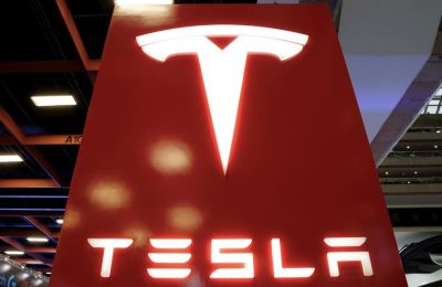 Fotografía de archivo del logo de Tesla. 