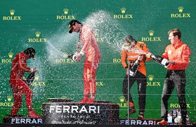 El español Carlos Sainz (Ferrari) festeja en lo alto del podio su victoria en el Gran Premio de Australia, el tercero del Mundial de Fórmula Uno, que su compañero, el monegasco Charles Leclerc (i.) of Monaco, acabó segundo; y el inglés Lando Norris efe 01