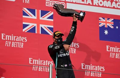 El piloto británico de Fórmula Uno Lewis Hamilton de Mercedes-AMG Petronas celebra en el podio después del Gran Premio de Fórmula Uno Emilia Romagna en la pista de carreras de Imola, Italia, el 01 de noviembre de 2020.