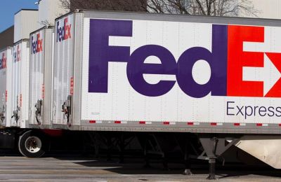 Camiones de FedEx en un centro de distribución en Boston, Massachusetts (EE.UU.), en una fotografía de archivo.  01 010223
