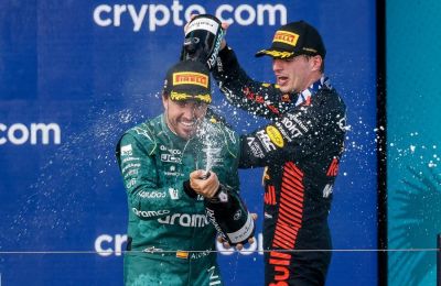 El piloto holandés Max Verstappen (d) de Red Bull Racing y el piloto español Fernando Alonso (i) de Aston Martin. EFE/EPA/Cristobal Herrera-Ulashkevich 01 080523