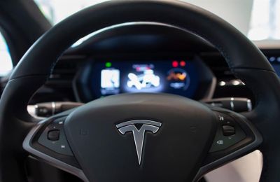 Vista interior del Tesla modelo X, en una fotografía de archivo. EFE/CJ Gunther