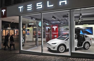 Tesla se resistió inicialmente a llamar a revisión a los vehículos afectados, lo que obligó a la NHTSA a solicitar formalmente al fabricante a mediados de enero que notificara a los propietarios del problema para proceder a la reparación de las unidades d