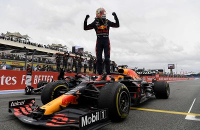El piloto holandés de Fórmula Uno Max Verstappen de Red Bull Racing celebra en la parte superior de su coche después de ganar el Gran Premio de Francia de Fórmula Uno en el circuito Paul Ricard en Le Castellet, Francia, el 20 de junio de 2021.
