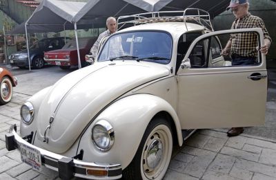 Benigno Piñas (d), propietario de un Volkswagen Sedán última edición, muestra su vehículo, el 28 de julio de 2023, en el estado de Puebla (México). EFE/Hilda Ríos 01 310723