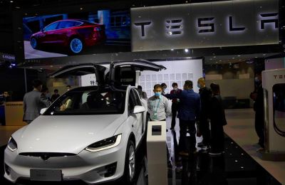 Fotografía fechada el 7 de noviembre de 2020 que muestra visitantes mientras miran los autos en el stand de Tesla en la tercera Exposición Internacional de Importación de China en Shanghai, (China). 