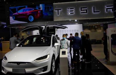Fotografía fechada el 7 de noviembre de 2020 que muestra visitantes mientras miran los autos en el stand de Tesla en la tercera Exposición Internacional de Importación de China en Shanghai, (China).