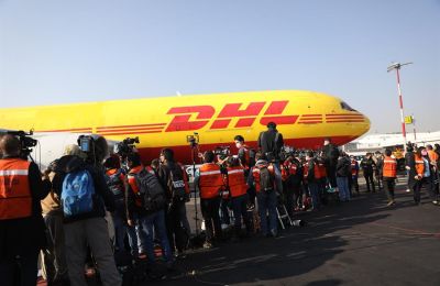 Fotografía de periodistas observando el desembarque con las primeras vacunas contra la COVID-19, procedentes de Bélgica, al aeropuerto Internacional de La Ciudad de México (México). 