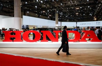 Un hombre camina frente al logotipo de Honda en exhibición en el Tokyo Motor Show 2019 en Tokio, Japón.