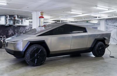 Un prototipo de Tesla Cybertruck carga en el Petersen Automotive Museum de Los Ángeles, California, EE.UU., 21 de diciembre de 2023. EFE/EPA/ALLISON DINNER 01 221223