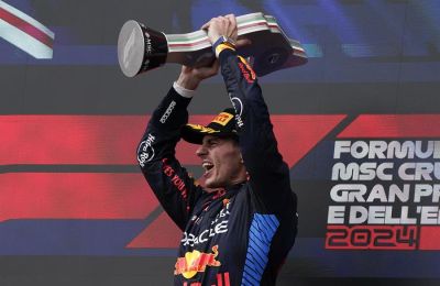 Imola (Italia), 19/05/2024.- El neerlandés Max Verstappen (Red Bull), líder destacado del Mundial de Fórmula Uno, festeja en el podio de Imola su quinto triunfo del año. EFE/EPA/DANILO DI GIOVANNI 01 200524