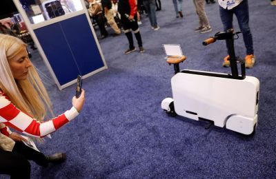 Una persona toma fotografía del Motocompacto de Honda, un dispositivo de transporte personal compacto de cero emisiones, durante el evento de prensa CES Unveiled Las Vegas en el Salón Internacional de Electrónica de Consumo 2024 Las Vegas, Nevada 01 08024