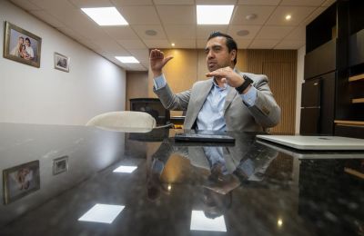 El alcalde de Santa Catarina, Jesús Ángel Nava Rivera, habla durante una entrevista con EFE el 24 de marzo de 2023, en su oficina del Palacio Municipal, en el estado de Nuevo León (México). EFE/Miguel Sierra 01 270323