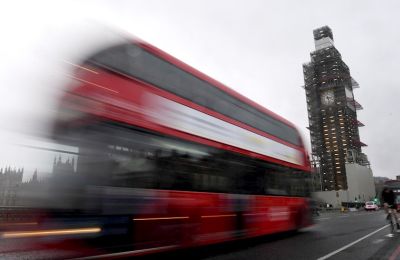 Un autobús circula ante el edificio del Parlamento en Londres, Reino Unido. 