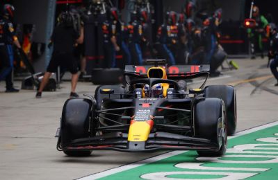 El piloto neerlandés Max Verstappen, de Red Bull Racing, en los boxes durante el Gran Premio de China de Fórmula uno, en Shanghai, China. EFE/EPA/ANDRÉS MARTÍNEZ CASARES / POOL 01 210424