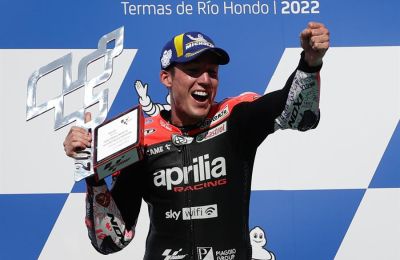 El piloto Aleix Espargaró celebra tras ganar el Gran Premio de Argentina de MotoGP, hoy, en el autódromo de Termas de Río Hondo, en Santiago del Estero (Argentina). 
