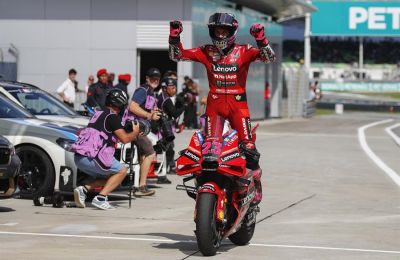 El piloto italiano de MotoGP Enea Bastianini (Ducati Lenovo Team) celebra la victoria del Gran Premio de Malasia. EFE/EPA/FAZRY ISMAIL 01 121123