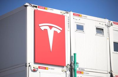 Logo de Tesla en una de las factorías de la compañía 01 190422