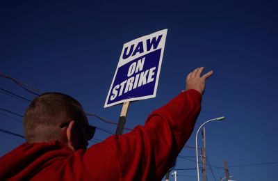 Un miembro del sindicato United Auto Workers (UAW) protesta, en una fotografía de archivo. EFE/EPA/DIEU-NALI CHERY 01 280923