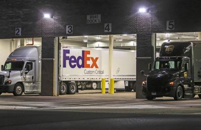 Fotografía de archivo de camiones de las empresas FedEx y UPS en Portage, Michigan (EE.UU.). 01 280222