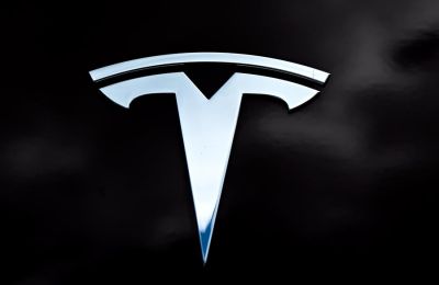 Fotografía de archivo del logo de la compañía Tesla. EFE/EPA/FILIP SINGER 01 090424