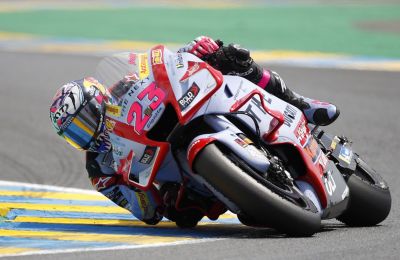 El piloto italiano de MotoGP Enea Bastianini del equipo Gresini Racing MotoGP en acción durante la carrera de MotoGP en el Gran Premio de Francia de Motociclismo en Le Mans, Francia, el 15 de mayo de 2022. 