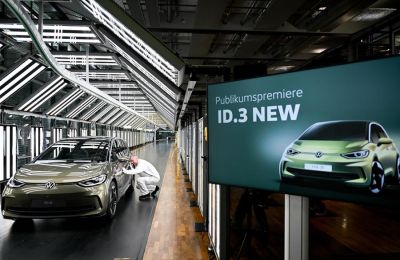 Un empleado de Volkswagen presenta el auto Volkswagen ID.3 rediseñado durante una presentación de prensa en la Volkswagen Glaeserne Manufaktur (Fábrica Transparente) en Dresden, Alemania, el 1 de marzo de 2023 EFE/EPA/FILIP SINGER 01 010323