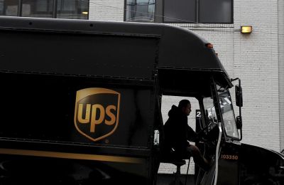 Un conductor conduce un camión de UPS, en una fotografía de archivo.  01 181022
