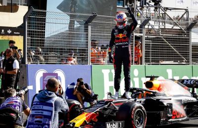Max Verstappen (Red Bull Racing) aplaude después de obtener la pole position durante la clasificación del Gran Premio de Fórmula 1 de los Países Bajos en el circuito de Zandvoort, en Zandvoort, Países Bajos, el 4 de septiembre de 2021.