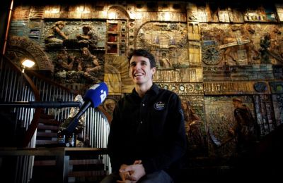 El piloto español Álex Márquez (Honda), mantiene una entrevista con la Agencia Efe en el Museo de Estrella Galicia en A Coruña. EFE/Cabalar