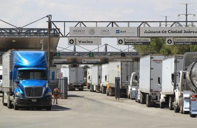 Conductores hacen filas para cruzar a Estados Unidos, hoy, en el puente Internacional Zaragoza, en la fronteriza Ciudad Juárez (México).  01 010722