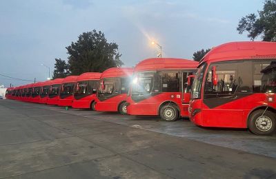 Los 17 autobuses biarticulados nuevos propiedad de Corredor Tepalcates-Tacubaya que están parados en el Patio Oriente.