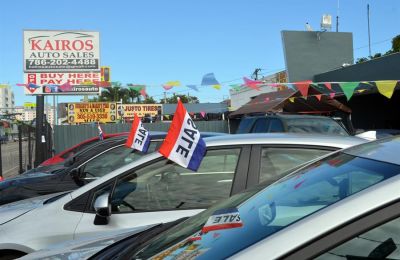 Fotografía de un negocio de venta de autos usados, en Miami, Florida (EE. UU), este 14 de enero de 2022.