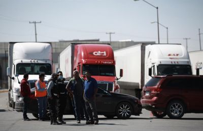 Transportistas hacen fila para ser inspeccionados, en el Puente Internacional Zaragoza, en ciudad Juárez, el 12 de abril de 2022, en el estado de Chihuahua (México). 