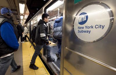 Personas utilizan el metro de Nueva York (EE.UU.), en una fotografía de archivo. EFE/Justin Lane 01 050623