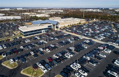 Vista de la imagen capturada por un dron que muestra autos a la venta en un concesionario Nissan en Sterling, Virginia. EFE/EPA/JIM LO SCALZO 01 030124