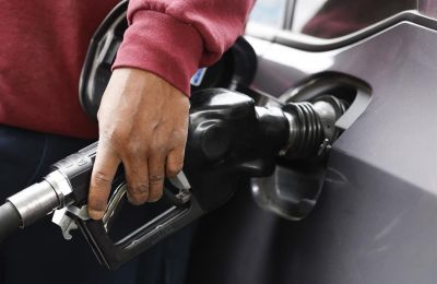 Fotografía de archivo de una persona abasteciendo de gasolina su automóvil. EFE/Caroline Brehman 01 230623