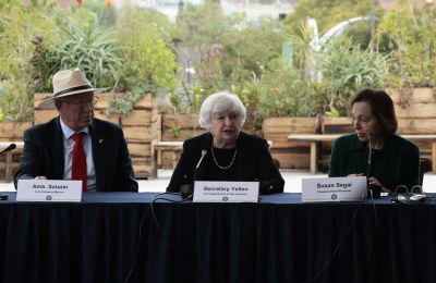 La secretaria del Tesoro de EEUU, Janet Yellen (c), acompañada del embajador de Estados Unidos en México, Ken Salazar (i), y de Susan Segal (d), presidenta y CEO de Americas Society, participan durante una reunión con empresarios en Ciudad de MéxicO EFE