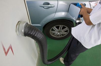 Una persona recarga un modelo eléctrico ie non-hybrid, 'E6' BYD (Build Your Dream), a las afueras de una fábrica BYD en Shenzhen, China. 01 170223