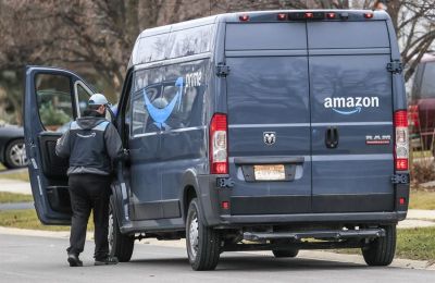 Un hombre entrega productos de Amazon en Round Lake Heights, Illinois (EE.UU.), en una fotografía de archivo.