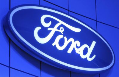 Vista del logotipo del fabricante estadounidense Ford. 