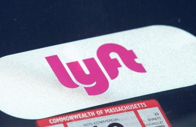 Vista del logo e la aplicación de Lyft, en una fotografía de archivo. 01 031122