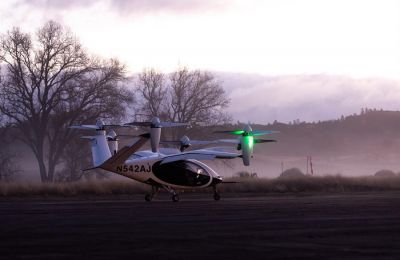 Fotografía cedida por Joby Aviation donde se muestra el avión eléctrico de despegue y aterrizaje vertical (eVTOL) en la base de vuelo eléctrico de la compañía ubicada cerca de Big Sur, California (EE.UU.). 